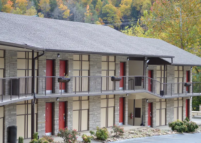Econo Lodge Inn & Suites On The River